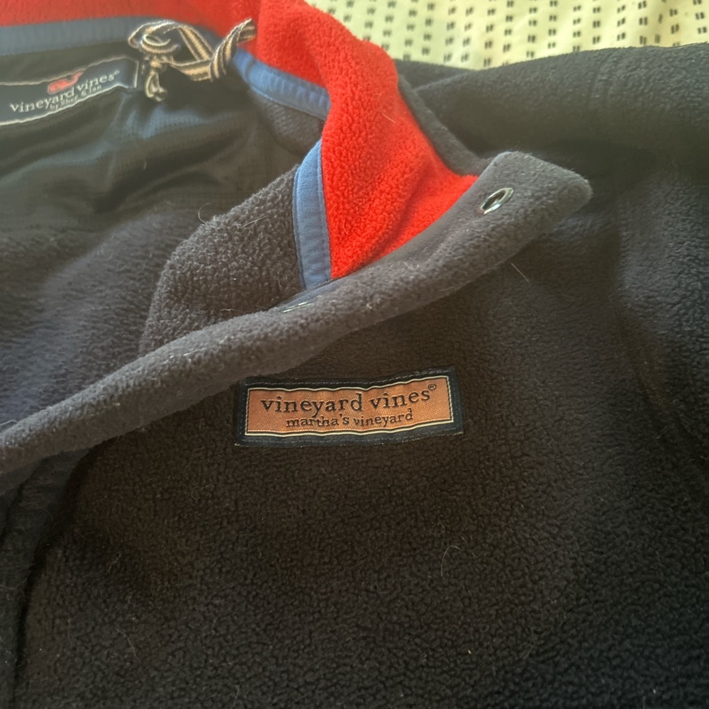 vineyard vines pullover fits medium or small :) - Picture 1 of 3